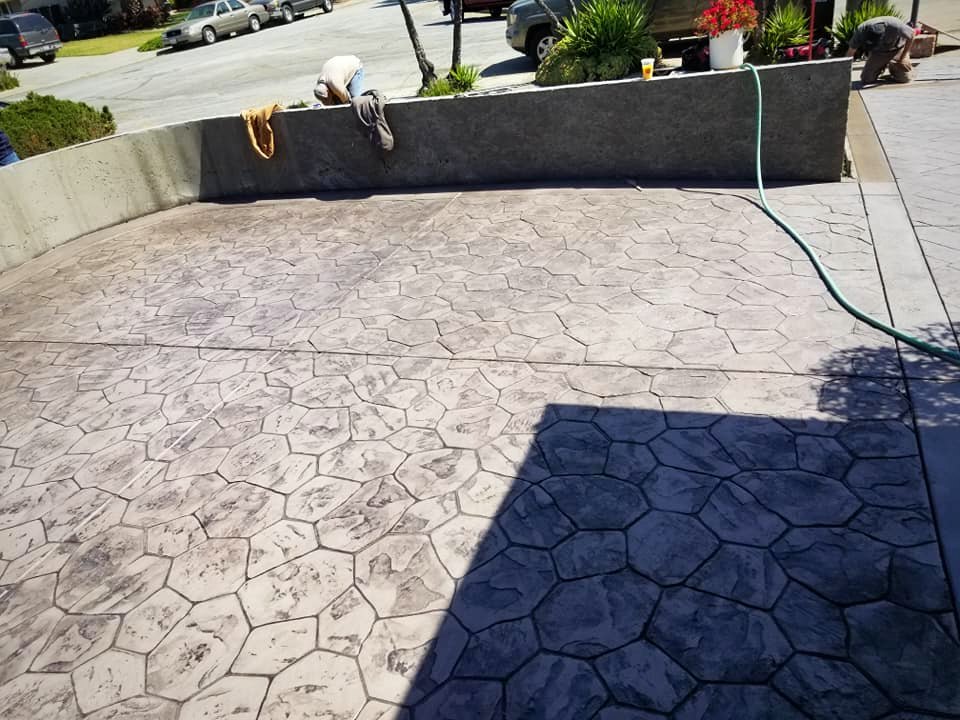 Flagstone-stamped concrete driveway